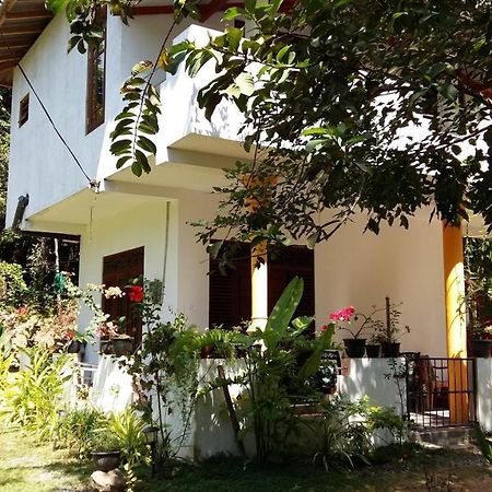 Bed and Breakfast Happy Spring Guest Mirissa Exterior foto